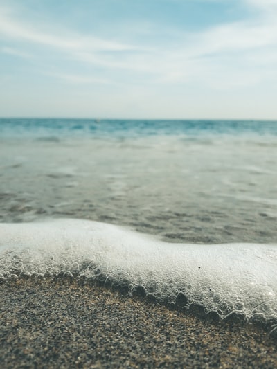 海浪撞在岸上白天
